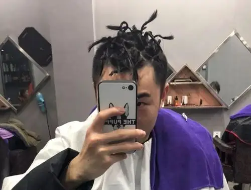 今年跟风"渣男锡纸烫"去年跟风纹理烫烫头追求个与时俱进@南充陈赤赤