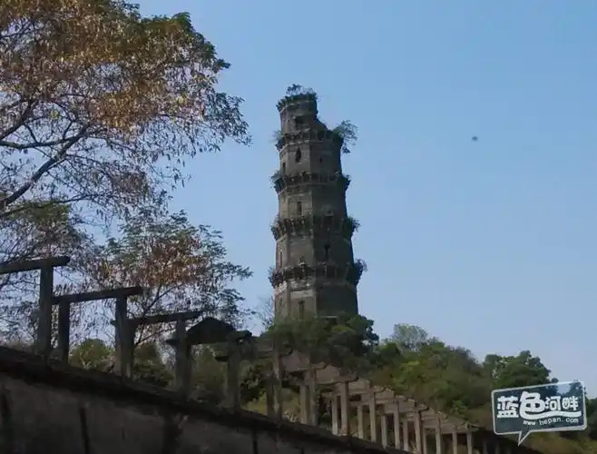 急水塔,书名三元塔,最顶层因为地震震落了