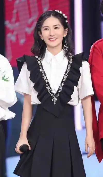 谢娜独自带女儿逛商场!