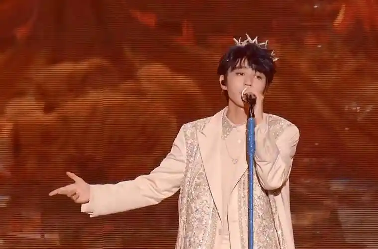 tfboys十年之约演唱会,王俊凯带来《回望》首唱,歌声温柔且坚定_娱乐