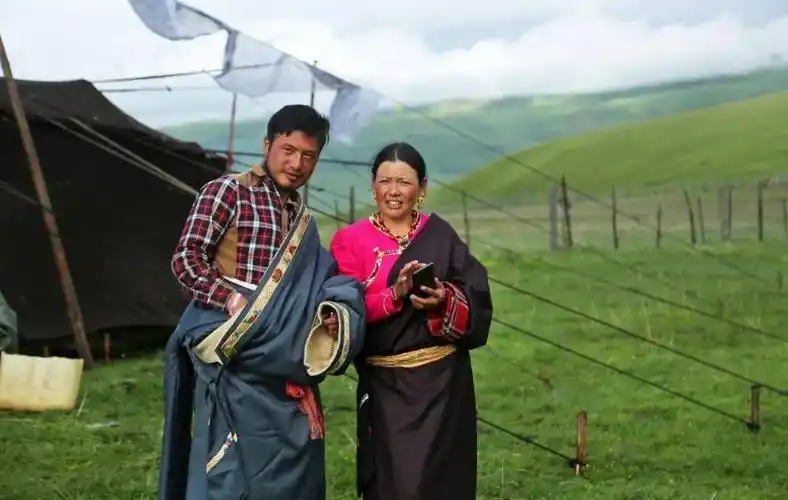 摄影勤劳的高原牧民卡姆