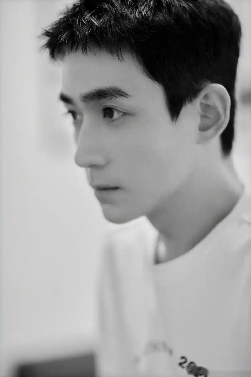 朱一龙 短发清爽帅气,来品品什么叫眉眼如画.[给你小心心]@朱一龙