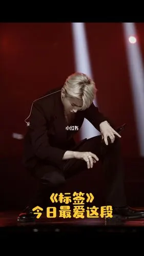 蔡徐坤标签正面视角真空穿西装