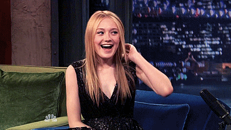 美女 金发 黑裙 大笑