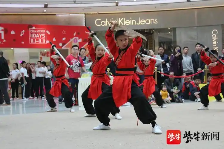 小学生耍起五行刀法,网友感叹:又是别人家的体育老师