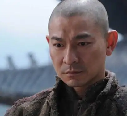 刘德华为电影《新少林寺》落发,以光头靓仔造型示人.