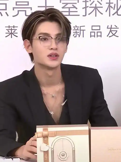 黄明昊的喉结跟锁骨真是迷倒了无数nana们###黄明昊发光瞬间