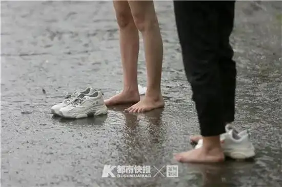 一到下班就下雨白堤上女孩索性赤脚赏雨今夜到明天杭州雨很大出梅也有