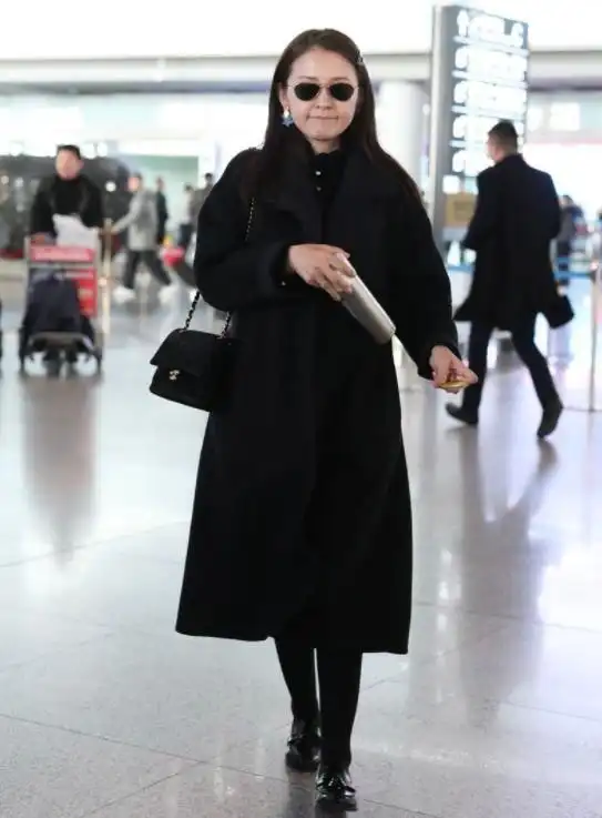 热依扎一身黑色打扮配着素颜现身机场,离开美颜和美妆和路人无异
