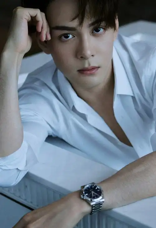 曾舜晞joseph身着poem高级定制系列渐变蓝色西装,搭配zuti牛津鞋