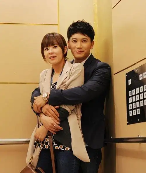 图李贞贤和老公的合照曝光揭秘其亲密合影摆剪刀手卖萌