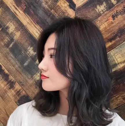 中发"发尾烫"中分得露额头也很爆火,轻盈空气感的卷发搭配染发更显