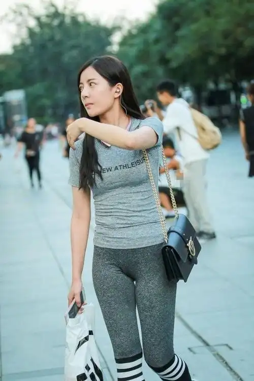 美拍清纯甜美的紧身裤美女若隐若现的性感让人怦然心动