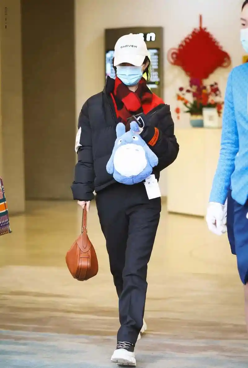 赵丽颖|  2022年1月22日    昨天赵丽颖机场的#私服#穿搭:    身穿