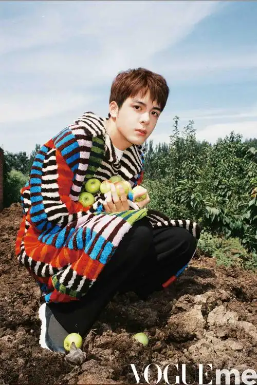 曾舜晞vogueme时尚大片彰显夏末浅秋的温暖深情