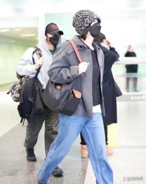 王菲机场背火longchamp包,"松弛感"拉满!上班这么穿不费力