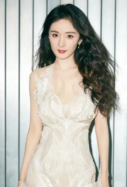 杨幂时尚芭莎设计大赏照片曝光,身穿白色鱼尾礼服,气质优雅!