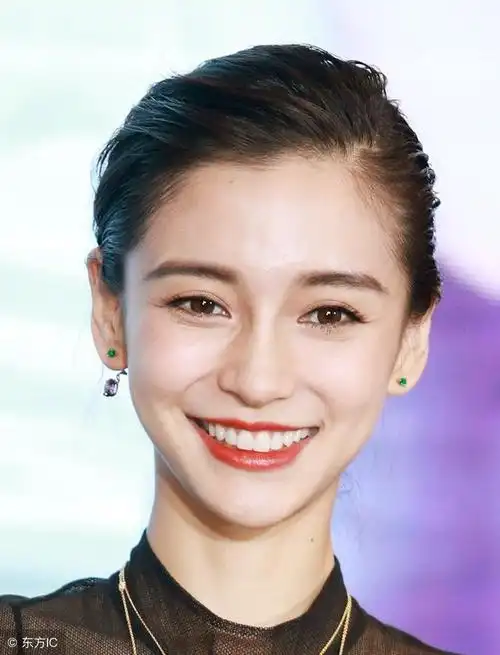 杨颖angelababy不止偏分卷发大波浪还有新年发型小心机等你发现