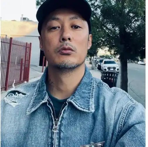 42岁余文乐显老态,像60岁老头子,胡子发白满脸沧桑认不出