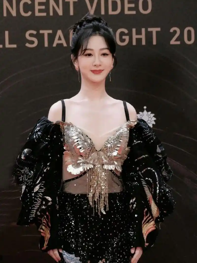 杨紫礼服造型来了 尝试一个新look啦 杨紫参加星光大赏的礼服,太美了