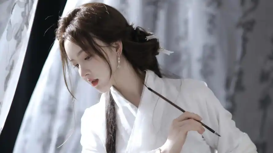 古风美女 白色古装衣服 毛笔 美女壁纸_美女壁纸_墨鱼部落格
