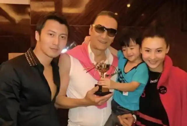 更加离谱的是,媒体还爆料,张柏芝的第三胎就是谢贤的孩子,也就是说,张