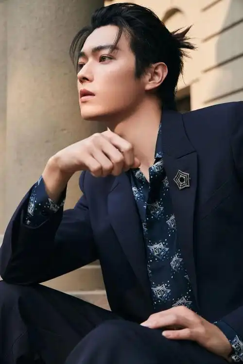 许凯出席fendi活动造型,花衬衫搭配可爱小啾啾,帅气又迷人