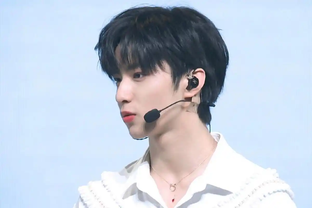 世界上最漂亮的小男孩吧06  我说没有比刘耀文侧脸更绝的人了?