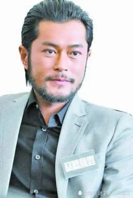 这种胡子造型拍完戏就可以刮干净了……古天乐还是不留胡须,干净清爽