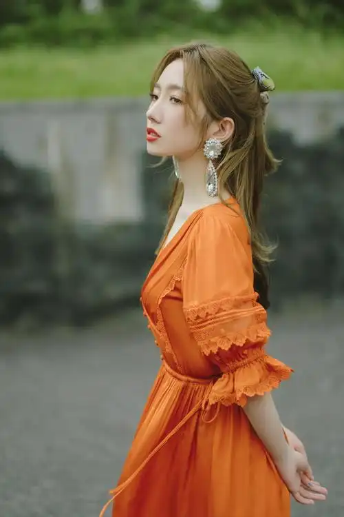 孟美岐《听说很好吃》造型图 橙色连衣裙元气又甜美……_高清图集