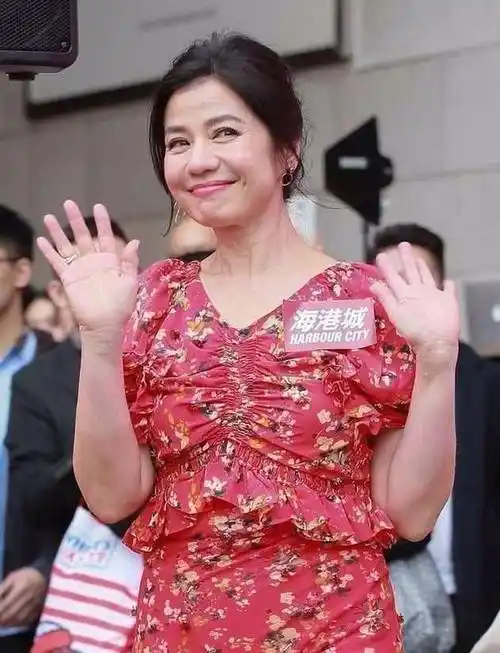 赵雅芝关之琳年过五十宛如少女,而这两位发福的女星却被称真女神