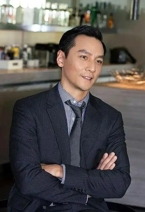 在时尚的世界里,吴彦祖以其独特的魅力和优雅的风格,成为了一个不朽的