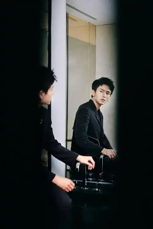 张哲瀚侧颜# 张哲瀚的侧脸鲨谁能抵抗的了. 来自圈内天秀 - 微博