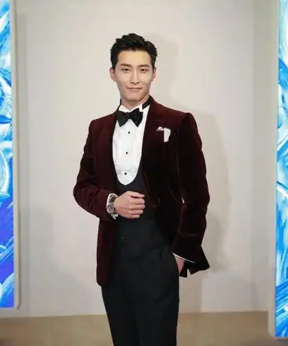 何超莲窦骁合体拍广告,穿的像新郎新娘,网友:请你收敛一点!