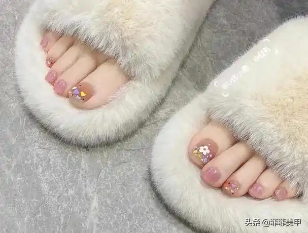 放圆形的指甲看着非常大气哦2,粉色系美甲