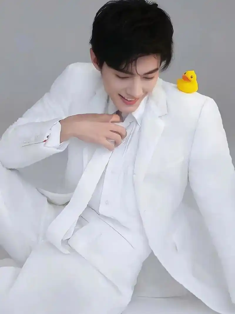 肖战这时尚的穿搭造型的姿势真是重庆的小王子风范独特的魅力,真的