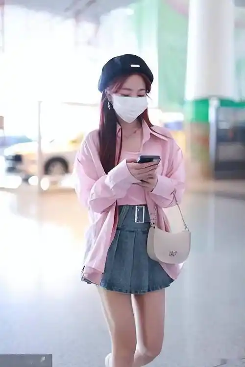 张紫宁今日现身北京首都机场,贝雷帽红发搭配粉色上衣与牛仔短裙,夏日