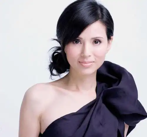 李若彤自曝有"鸳鸯眼" 隐形眼镜只需戴一只