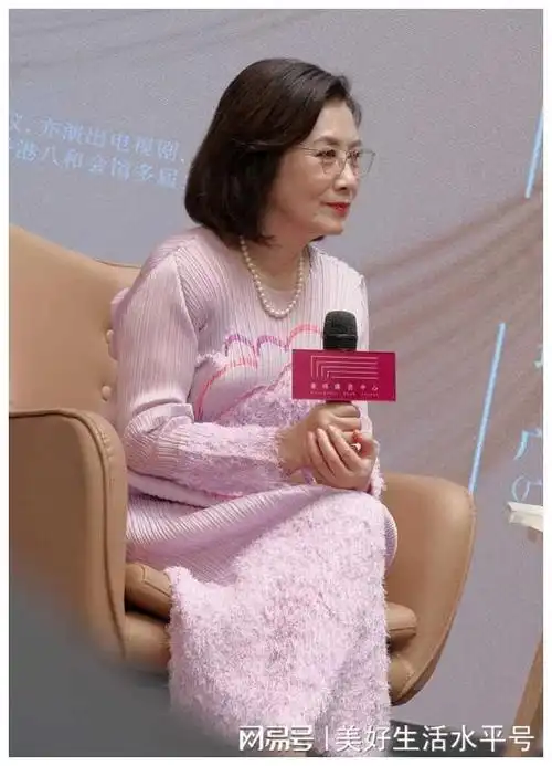 汪明荃近照引热议!头发黑亮茂密,手指如剥葱,完全不像已经76