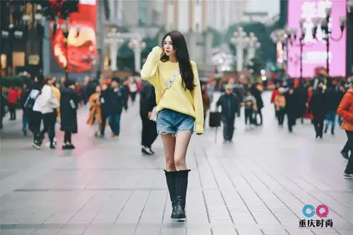 重庆街头的春季潮流街拍,解放碑观音桥金开大道,哪条街都美翻