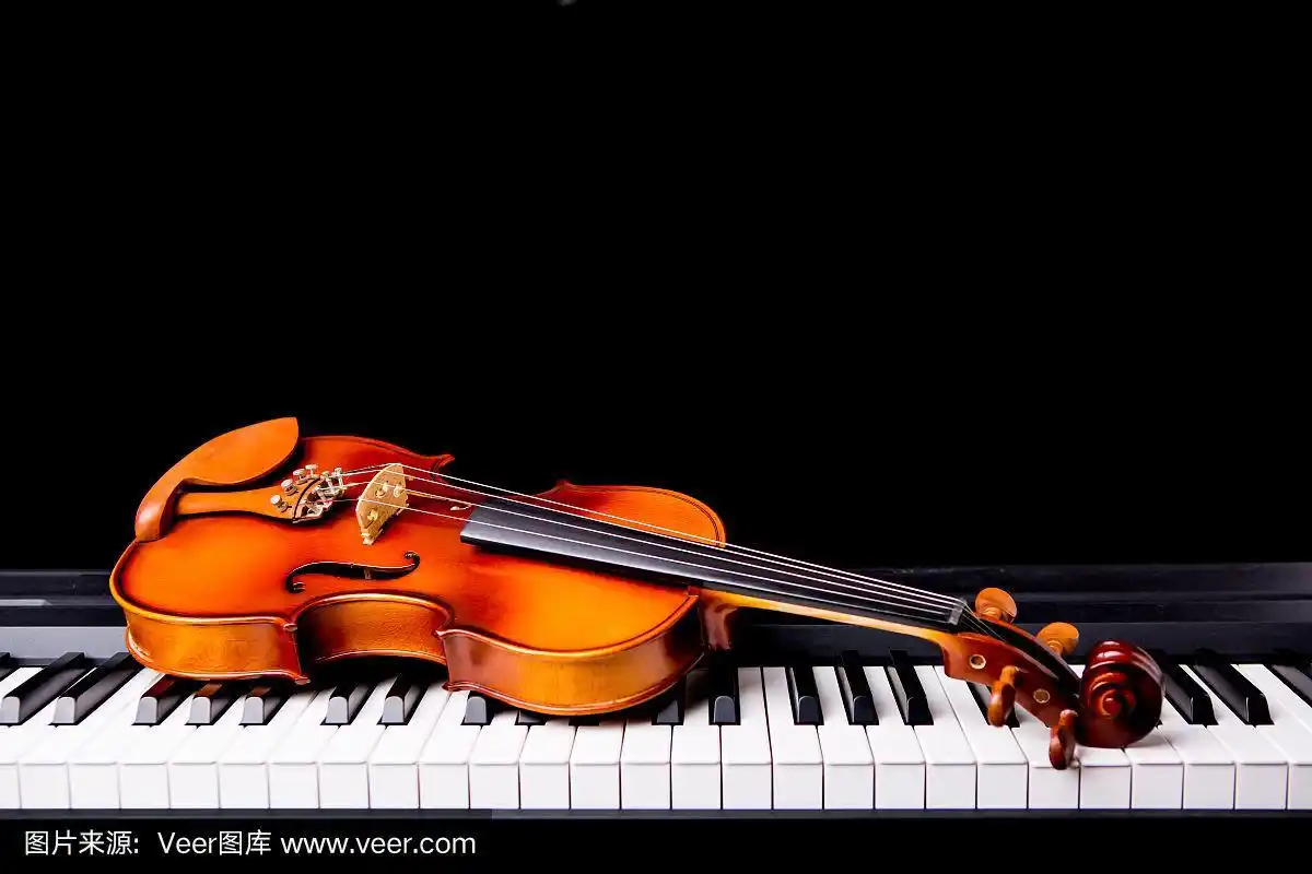 黑色背景是钢琴上的小提琴