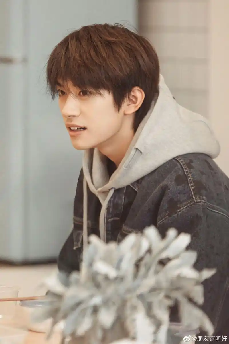 易烊千玺《朋友请听好》新剧照来袭 治愈系少年温柔上线