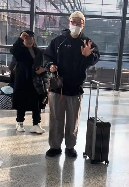 杜海涛携妈走机场,生图曝光体重反弹到减肥前,复胖到近180斤