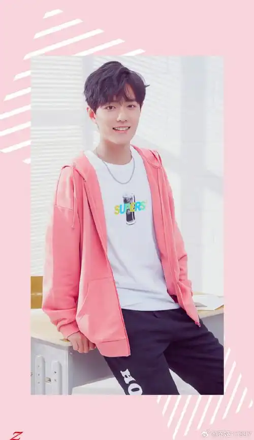 超级青春的小哥哥@x玖少年团肖战daytoy,粉色也很适合肖战,真的是什么