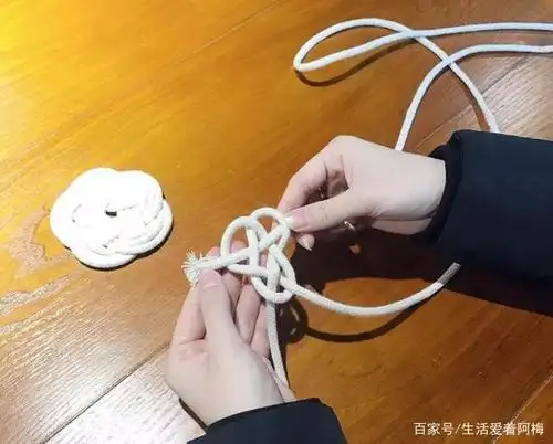 长绳如图挑一根压一根穿过两个圈的上半部分.