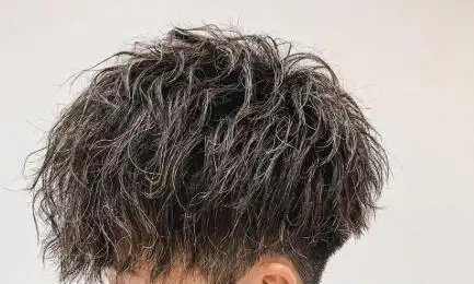 男生最新款锡纸烫发型,发量少的男生还不试试吗 -好发型