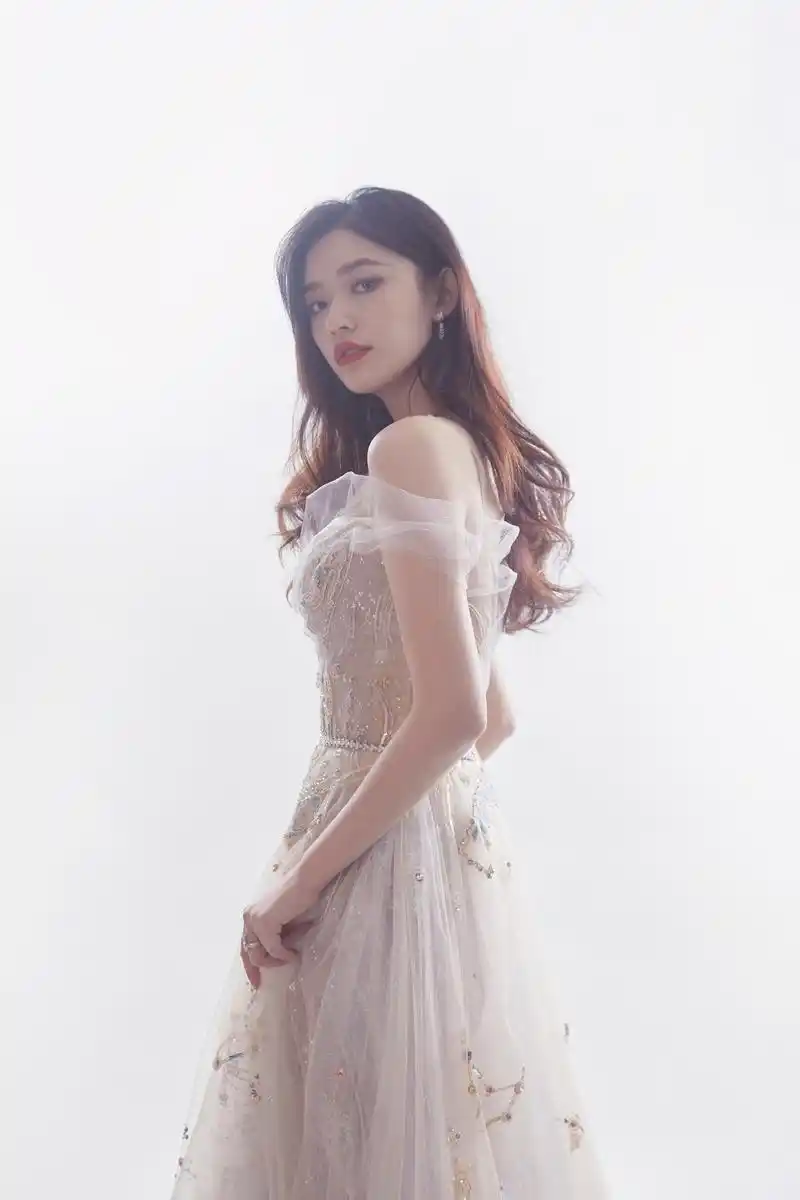 林允身穿the atelier 2020春夏系列纱裙,即将亮相2019bazaar明星慈善