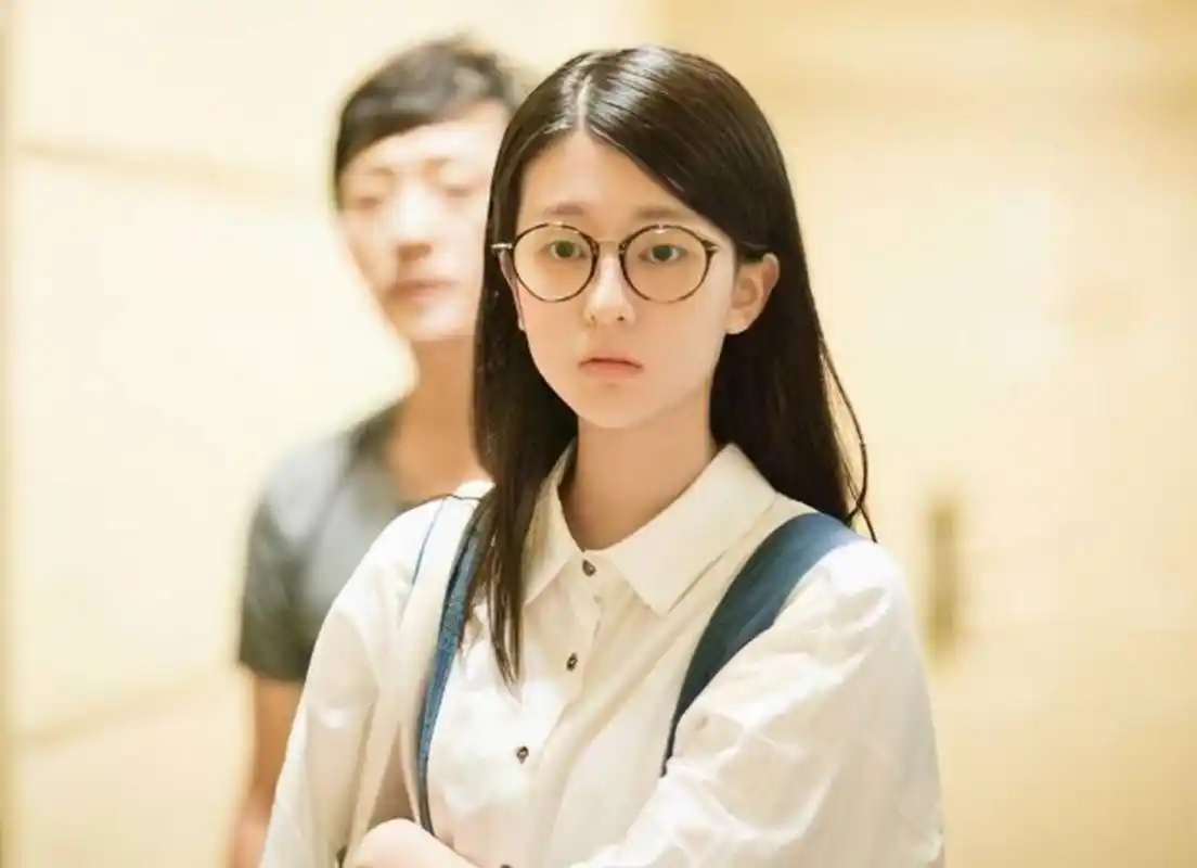 在《欢乐颂》中饰演文气女大学生关雎尔的乔欣,也是个富到可怕的豪门