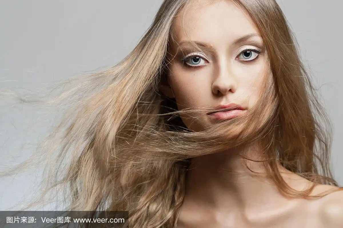 女人的脸肖像与飞扬的头发