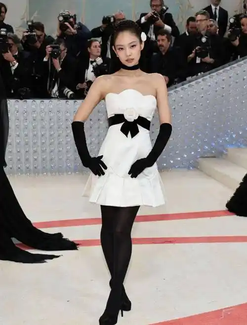 jennie穿"黑丝"虽然显腿短,但一点都不俗气_颜色_黑色_风格